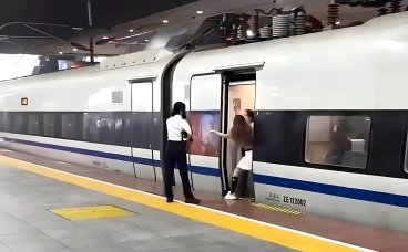 女子强行阻挡列车车门被深圳铁路警方依法行拘