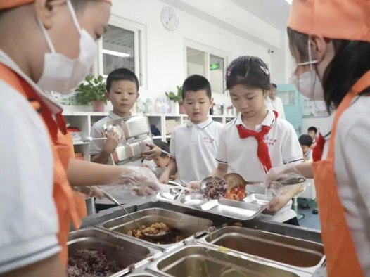 北京中小学幼儿园新学期校园餐升级：免带餐具、智慧食堂、“中央厨房 +” 模式全面落地