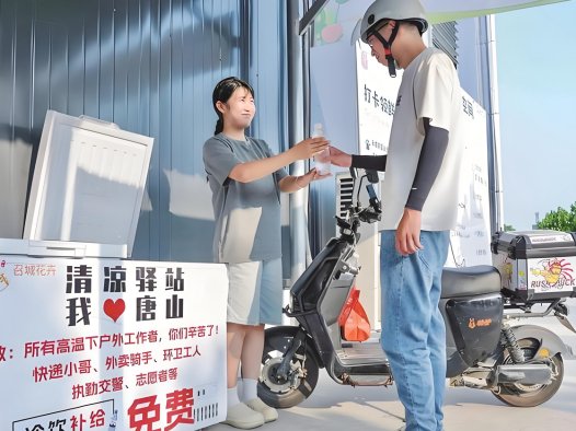 湖南多方协同建爱心驿站 为外卖快递小哥撑起”暖心伞”