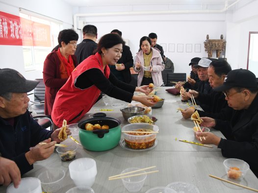 闻喜县道北社区：立冬邻里聚 暖食话温情