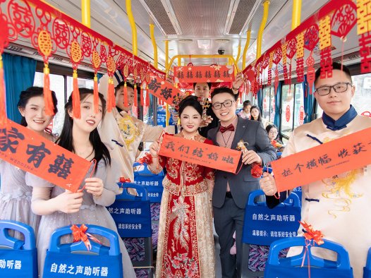闻喜：公交车作婚车 简约婚礼引领文明新风