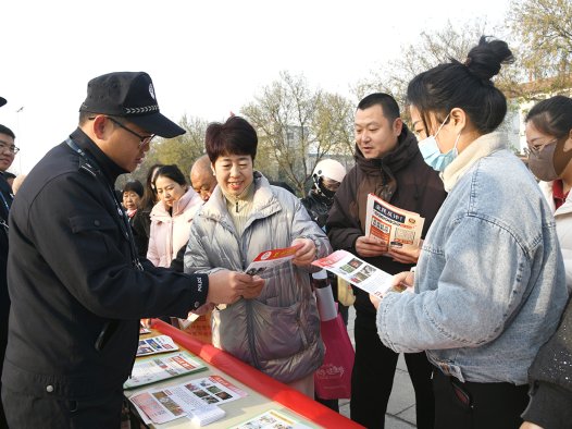 闻喜县2025年平安建设宣传周活动启动 织密法治防护网护航高质量发展